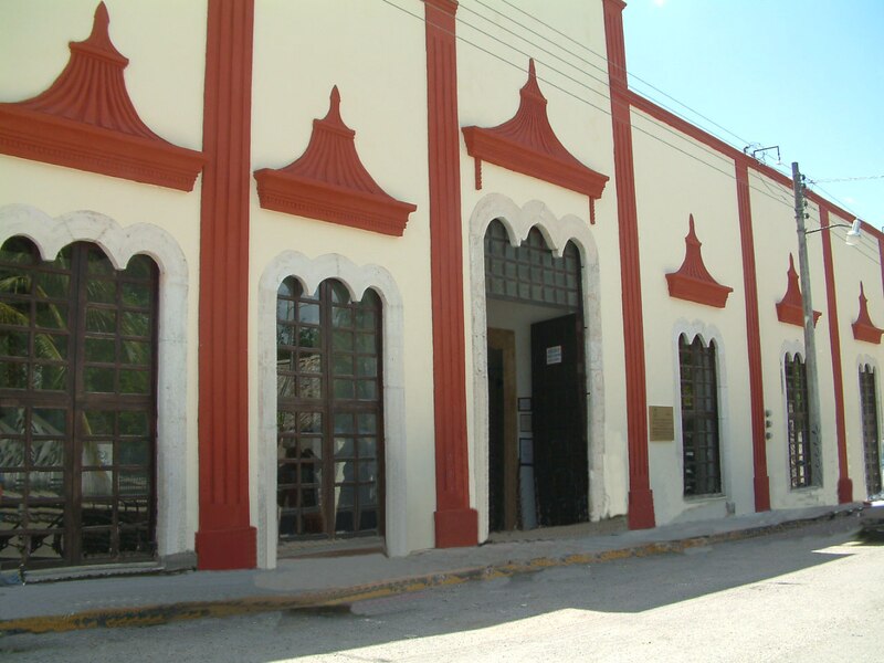 Fachada de un edificio colonial con arcos y columnas