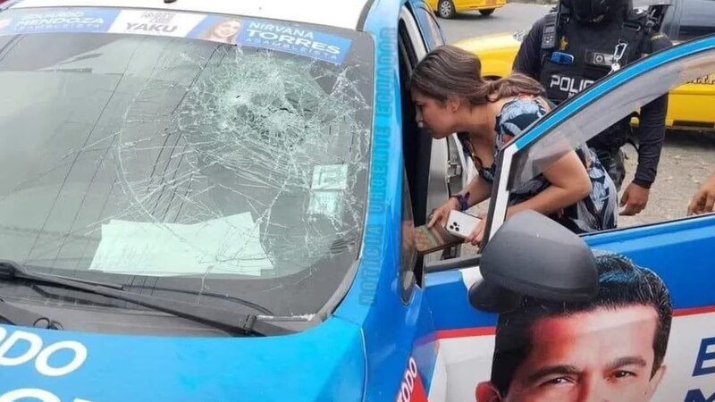 Mujer policía revisa los papeles de un vehículo
