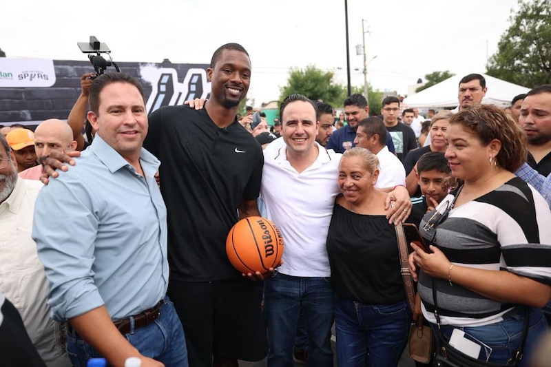 Harrison Barnes junto al gobernador Manolo Jiménez y el alcalde Javier Díaz durante inauguración en Saltillo