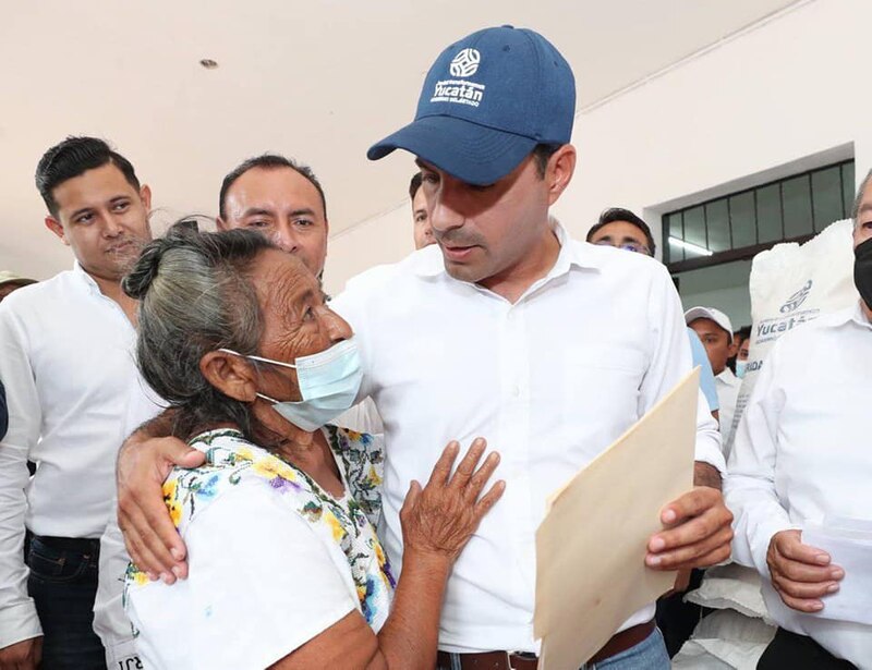 El candidato Mauricio Vila entrega apoyos a personas de la tercera edad