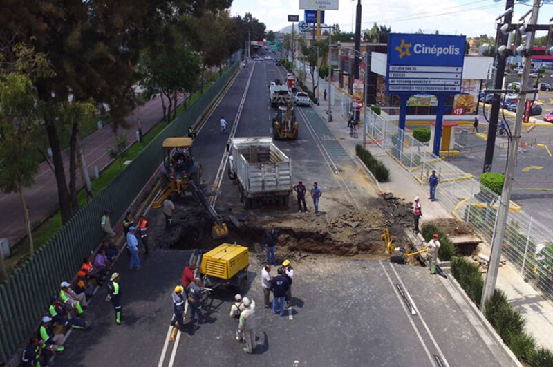 Trabajadores reparando una tubería rota en una calle de la Ciudad de México