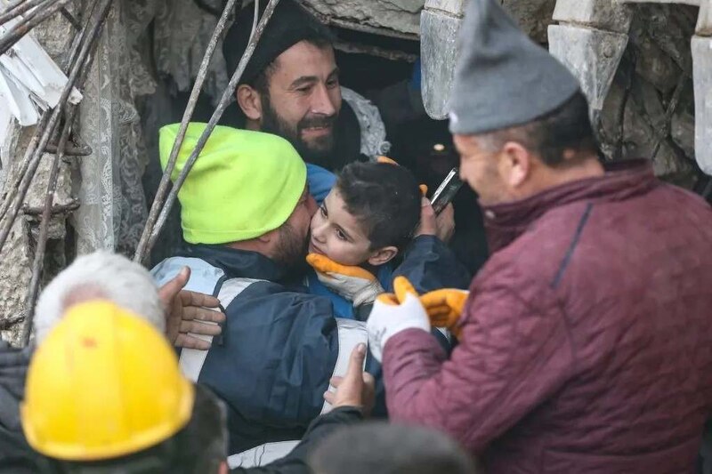 Un niño sirio es rescatado de entre los escombros tras un terremoto