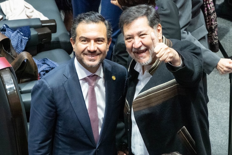 El senador panista Miguel Ángel Yunes Márquez y el presidente de la mesa directiva del Senado, Gerardo Fernández Noroña previo a la sesión solemne en la Cámara de Diputados en la que se tomara protesta a Claudia Sheinbaum como presidenta de México