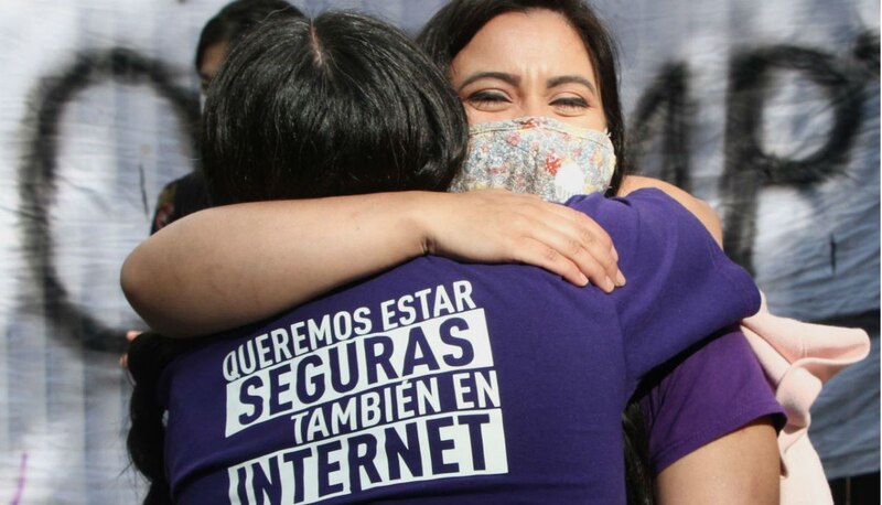 Mujeres se abrazan en una protesta contra la violencia de género.