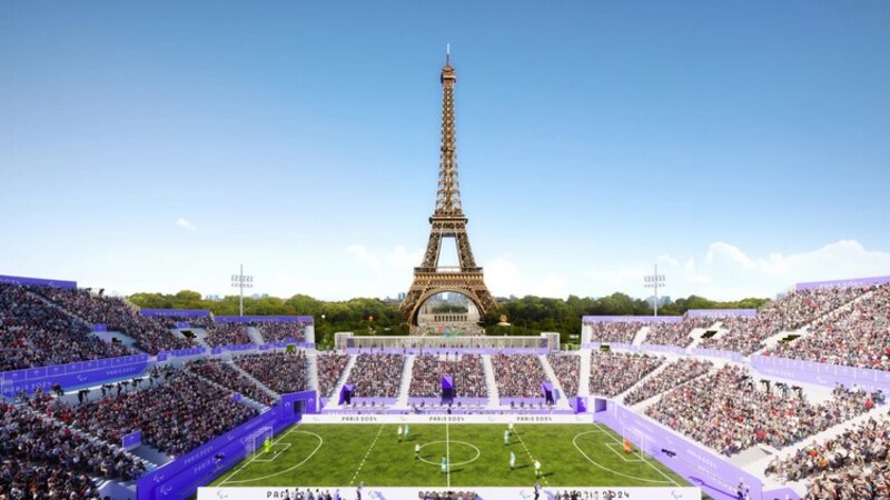 Estadio de fútbol con la Torre Eiffel de fondo