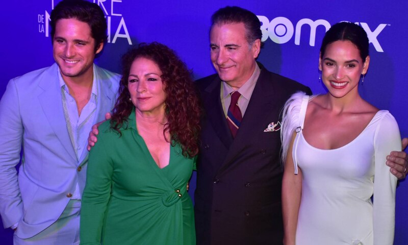 Elenco de la telenovela "La Madrastra" en la alfombra roja