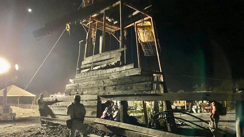 Un grupo de personas trabajando en una mina de oro artesanal.