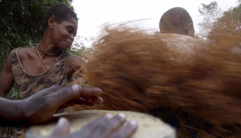 Mujer indígena tejiendo una cesta