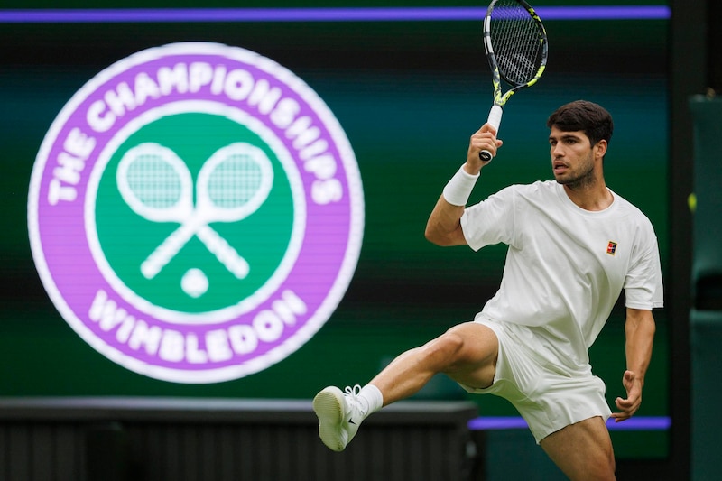 El español Carlos Alcaraz entrena en la cancha central de Wimbledon con el serbio Novak Djokovic antes del Campeonato de Wimbledon en Londres, Gran Bretaña, el 26 de junio de 2025.