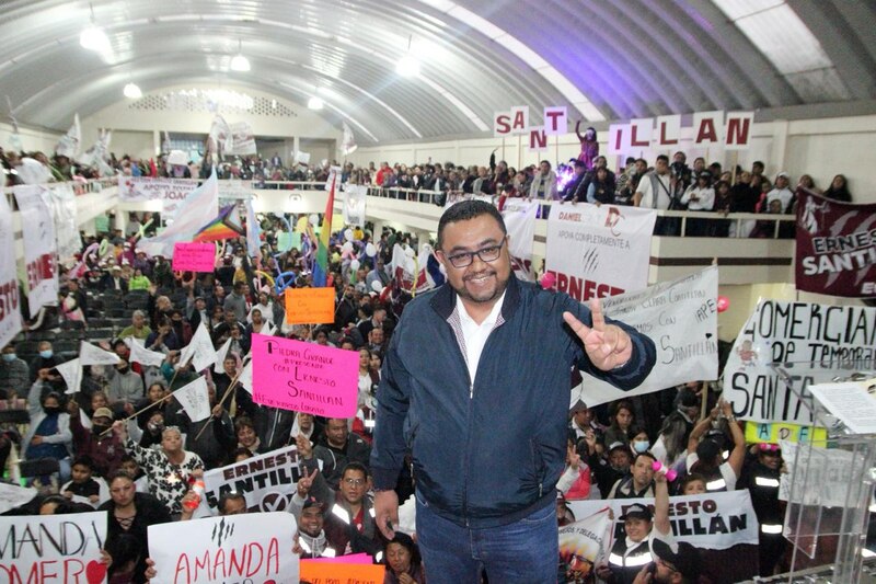 El candidato a la alcaldía de Santa Ana, Ernesto Santillán, saluda a sus simpatizantes durante un mitin político.