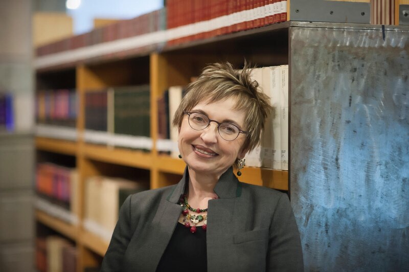 Retrato de una mujer en una biblioteca