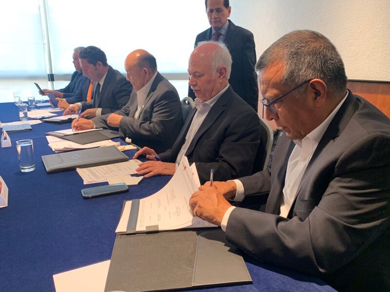 Firma de convenio entre el gobierno y la empresa privada