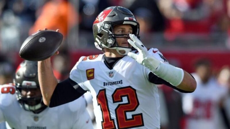 Tom Brady lanza un pase durante el partido de los Buccaneers contra los 49ers