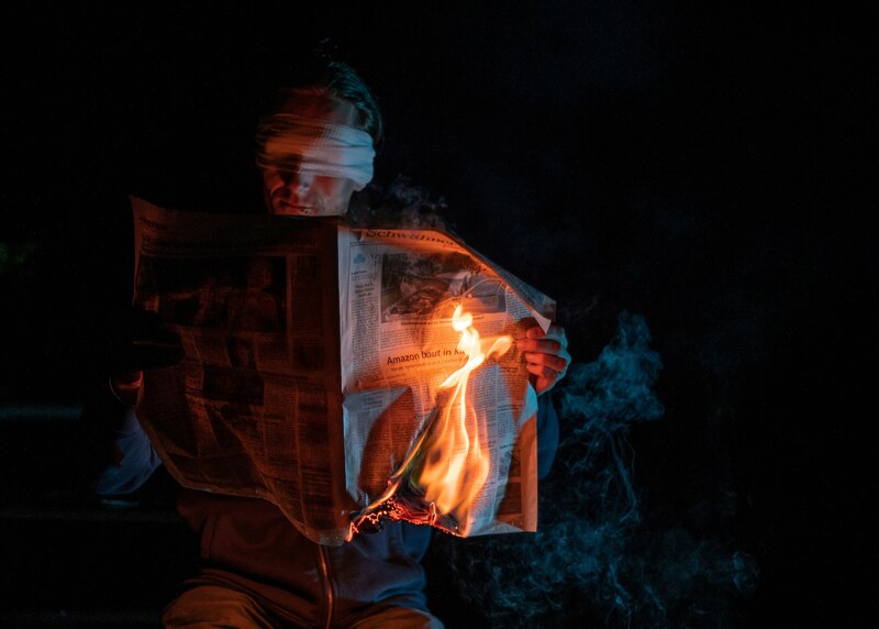 El hombre que lee el periódico en llamas