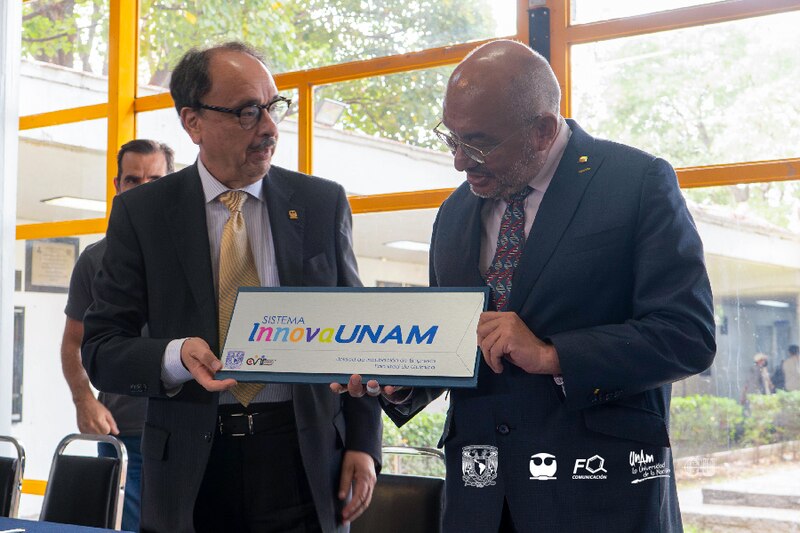Entrega de reconocimiento al Dr. Juan Ramón de la Fuente