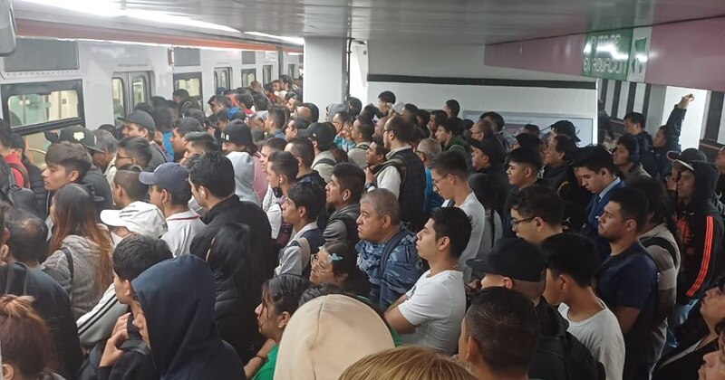 Un vagón del metro de la Ciudad de México abarrotado de gente