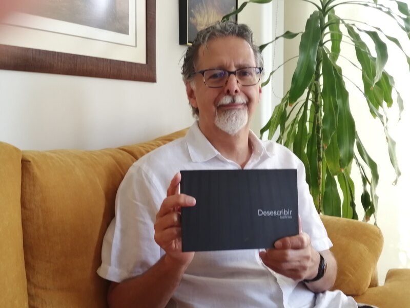 Un hombre sostiene un libro en sus manos