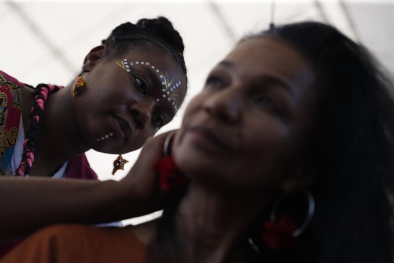 Mujer africana se pone un pendiente