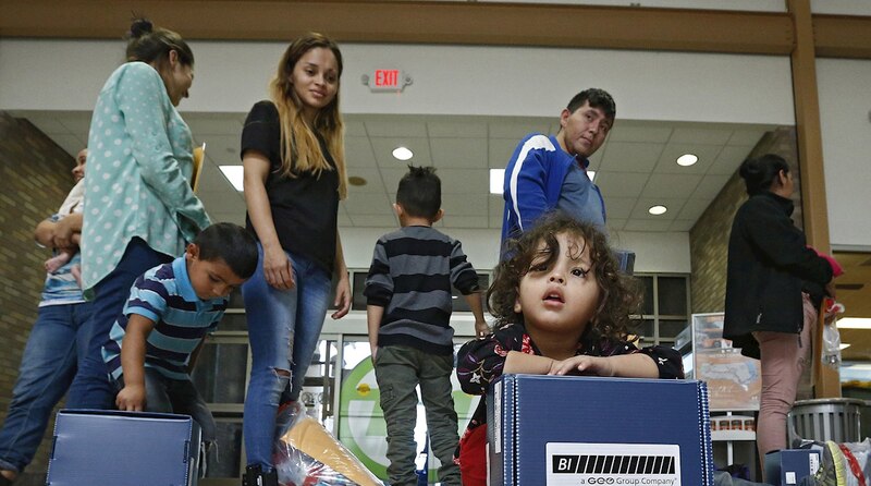 Familias migrantes esperan en un centro de detención en los Estados Unidos