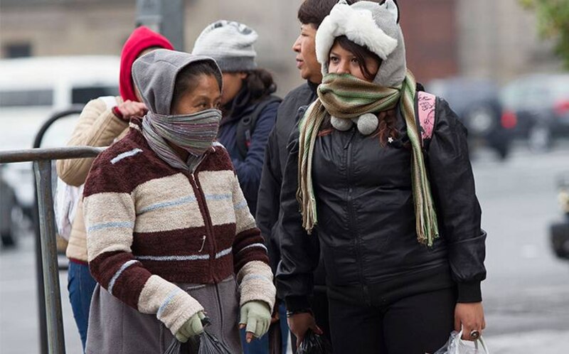 Dos mujeres caminan por la calle en un día frío.