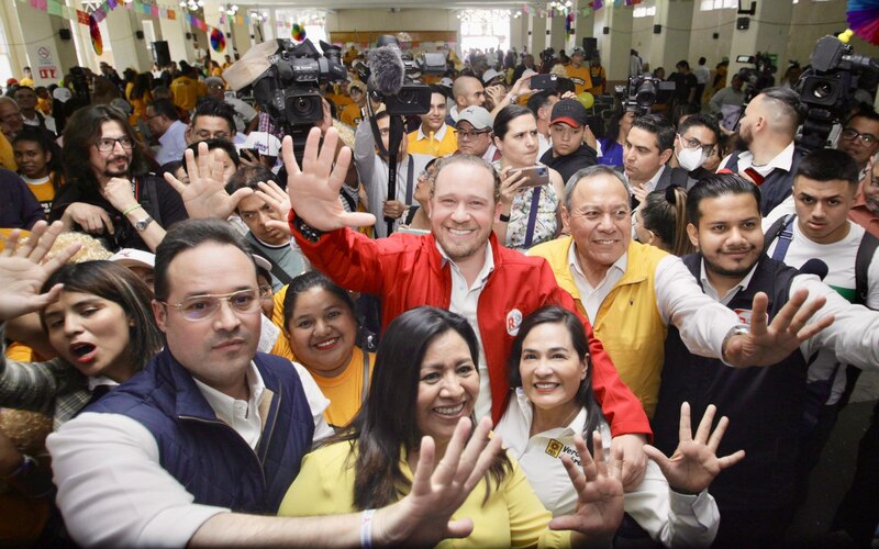 El candidato a la presidencia, Ricardo Anaya, saluda a sus seguidores durante un mitin en la Ciudad de México.