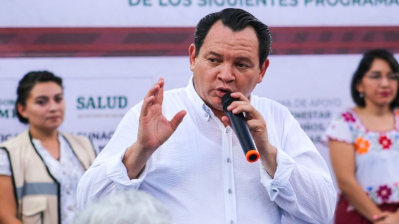 El gobernador de Chiapas, Rutilio Escandón, da un discurso durante un evento público.