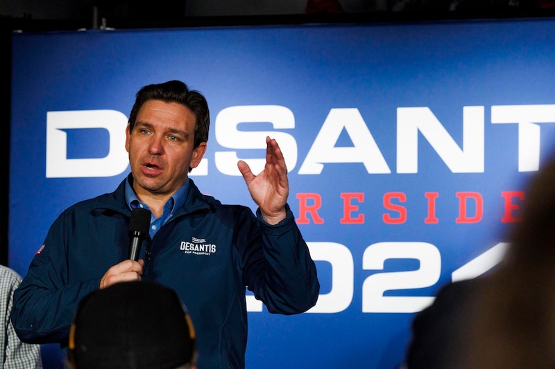 El gobernador de Florida, Ron DeSantis, pronuncia un discurso ante sus seguidores.