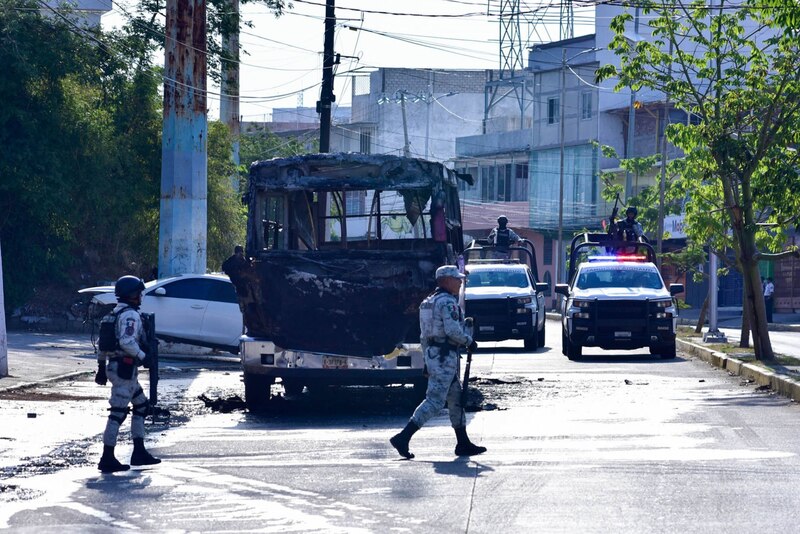 Disturbios en la Ciudad de México dejan un autobús quemado