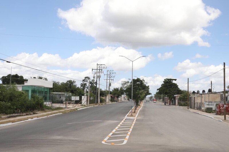 Calle asfaltada en una zona urbana