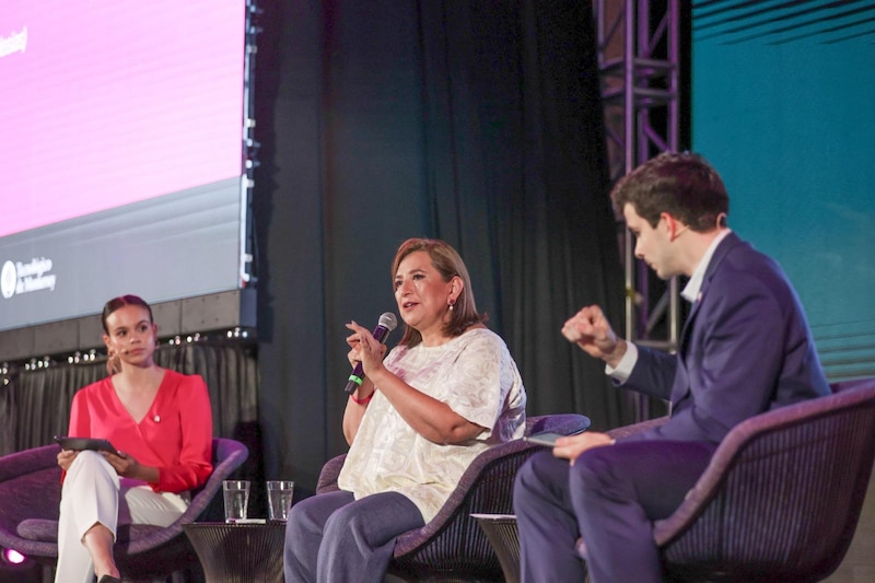 Políticos en un foro