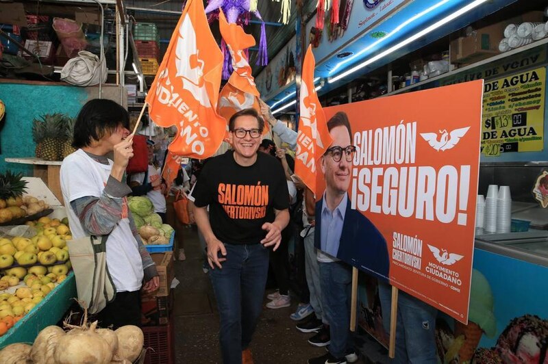 Salomón Chertorivski, candidato de Movimiento Ciudadano a la jefatura de gobierno de la Ciudad de México, saluda a comerciantes en un mercado de la capital mexicana.