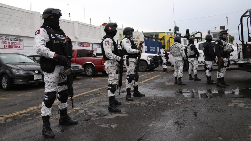 Title: Policías mexicanos en una calle