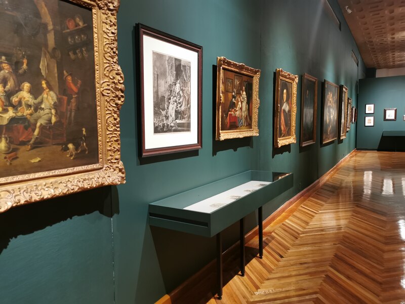 Una galería de arte con pinturas colgadas en las paredes