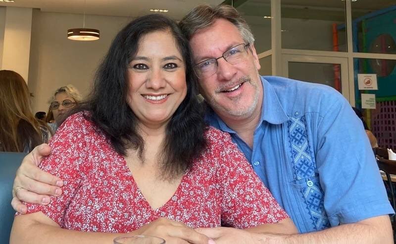 Pareja feliz en un restaurante