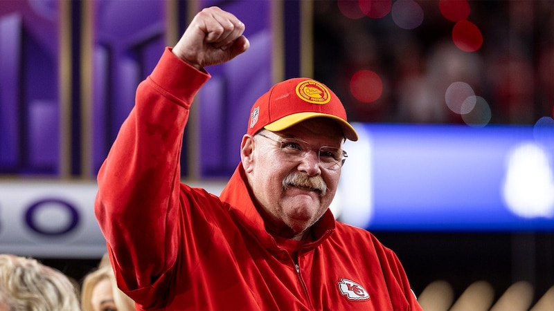 El entrenador en jefe de los Kansas City Chiefs, Andy Reid, celebra la victoria de su equipo en el Super Bowl LIV.