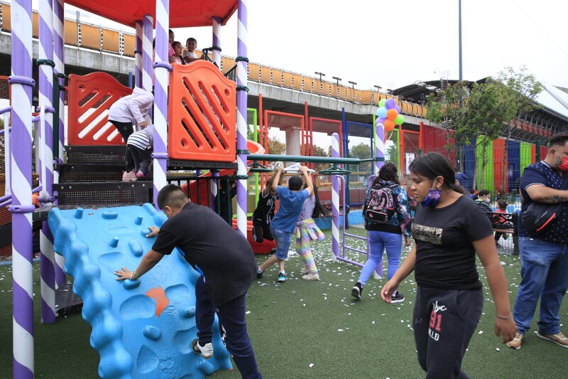 Niños jugando en un parque infantil