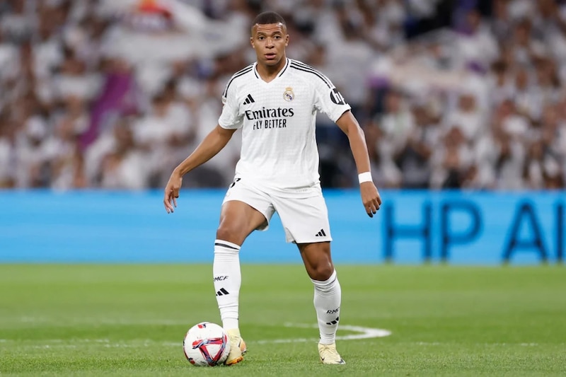 El Real Madrid informó que el delantero francés está hospitalizado y su debut en el Mundial de Clubes tendrá que esperar.