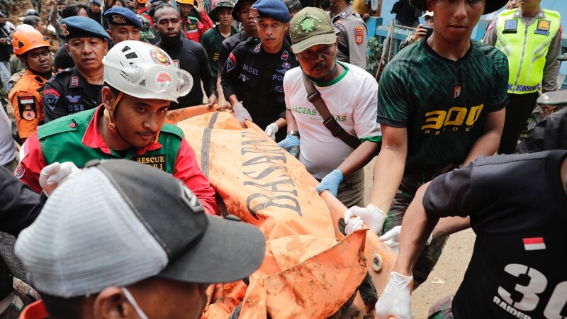 Rescatistas llevan el cuerpo de una víctima del terremoto en Indonesia