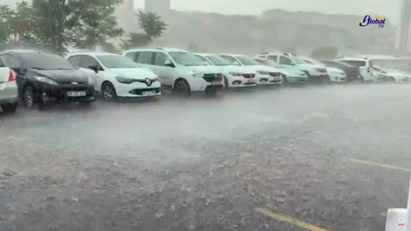 Lluvia torrencial inunda un aparcamiento