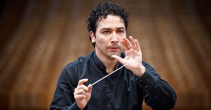 El director de orquesta Gustavo Dudamel dirige la Orquesta Sinfónica de Los Ángeles