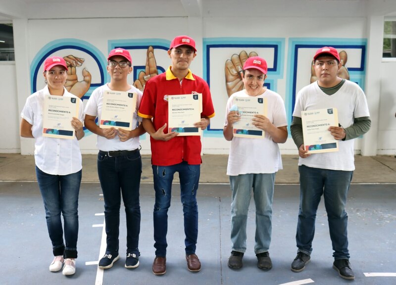 Estudiantes reciben reconocimiento por su destacada labor