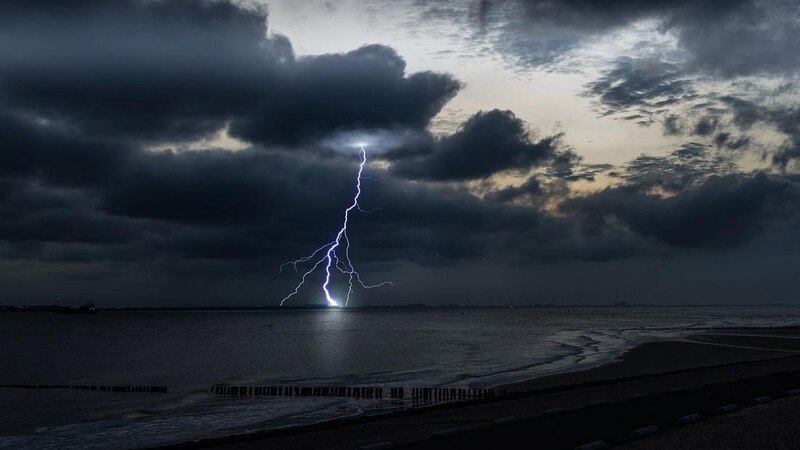 Rayo sobre el mar