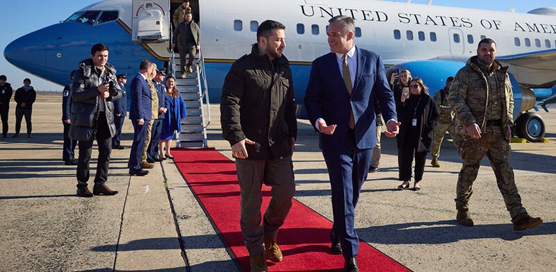El presidente de los Estados Unidos, Joe Biden, saluda al gobernador de Texas, Greg Abbott, en la Base Aérea de Ellington en Houston, Texas.