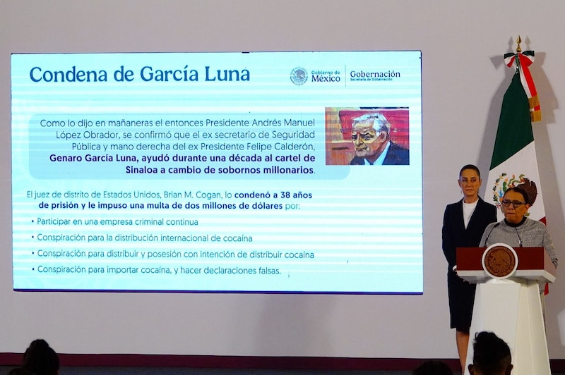 Claudia Sheinbaum, presienta de México y Rosa Icela Rodríguez, secretaria de Gobernación, durante la conferencia Mañanera al Pueblo desde el Salón Tesorería de Palacio Nacional.