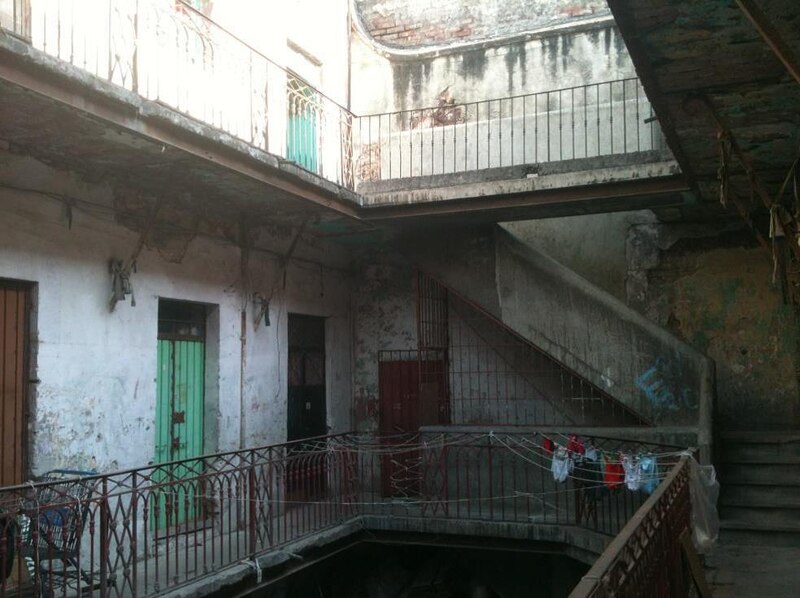 Un edificio antiguo con un patio interior