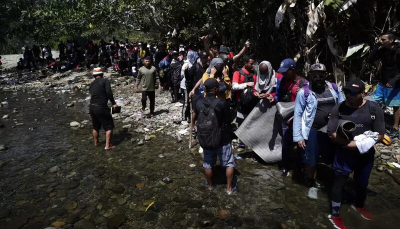 Inmigrantes cruzan el río Bravo para llegar a Estados Unidos