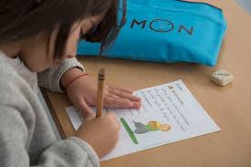 Niña escribiendo una carta
