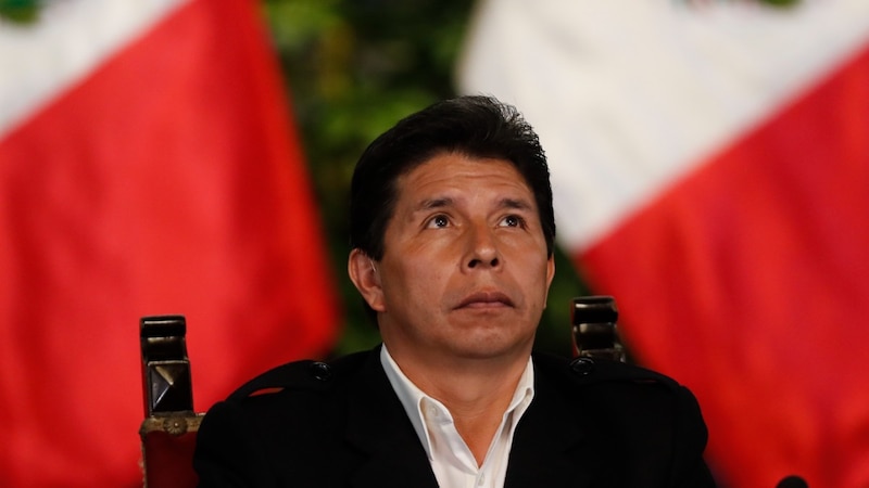 Pedro Castillo jura como nuevo presidente de Perú