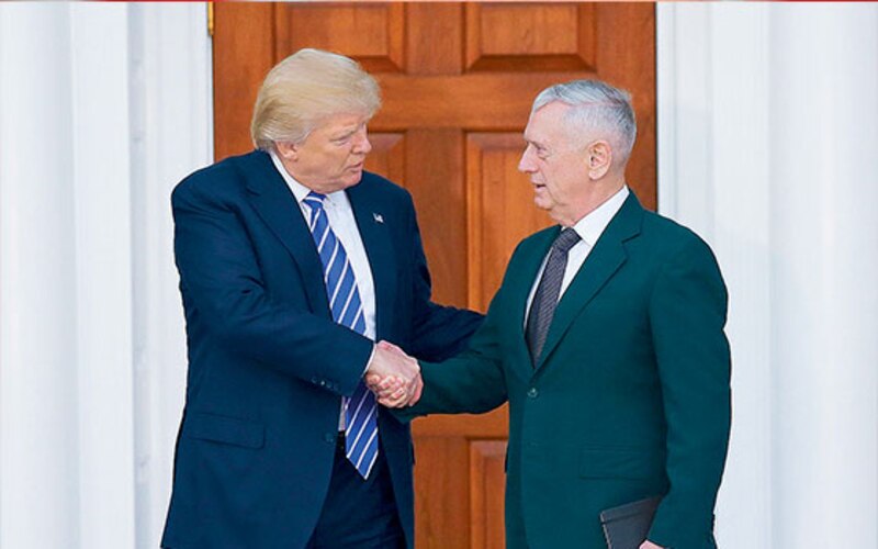 Trump y el general Milley estrechan sus manos