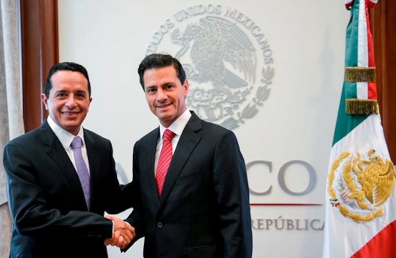 El presidente electo de México, Enrique Peña Nieto, se reúne con el presidente saliente, Felipe Calderón.